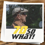 Funny 70, wat Quote Foto 70th Birthday Servet<br><div class="desc">Grappig 70,  dus wat citaat Foto 70th Birthday Party Napkins. Een motivatie en grappige tekst 70 Wat geweldig is voor iemand met een gevoel van humor. De tekst is geel en zwart. Voeg je foto toe. Je kunt de leeftijd veranderen.</div>