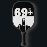 Funny 70th Birthday Gift, 69 plus één controleur Pickleball Paddle<br><div class="desc">Een 69 plus één Checker Pickleball Paddle zou een uniek en grappig cadeau zijn voor iemand die 70 jaar oud wordt. Het "69 plus één"ontwerp van de peddel speelt op de leeftijd van de verjaardagspersoon, met het schaakbordpatroon toevoegend een leuk en playful element. Pickleball-peddels zijn een populair geschenk voor mensen...</div>