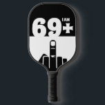 Funny 70th Birthday Gift, 69 plus één controleur Pickleball Paddle<br><div class="desc">Een 69 plus één Checker Pickleball Paddle zou een uniek en grappig cadeau zijn voor iemand die 70 jaar oud wordt. Het "69 plus één"ontwerp van de peddel speelt op de leeftijd van de verjaardagspersoon, met het schaakbordpatroon toevoegend een leuk en playful element. Pickleball-peddels zijn een populair geschenk voor mensen...</div>