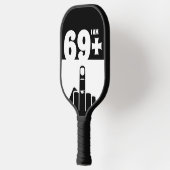 Funny 70th Birthday Gift, 69 plus één controleur Pickleball Paddle (Links)