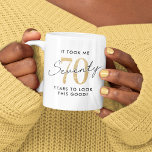 Funny 70th Birthday Gift Koffiemok<br><div class="desc">Grappige 70ste verjaardagsfeestje met het humoristische gezegde "het kostte me 70 jaar om er zo goed uit te zien!" met een combinatie van zwart en een gouden glitter mok.</div>