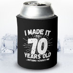 Funny 70th Birthday Quote Sarcastic 70 Year Old Blikjeskoeler<br><div class="desc">Dit grappige 70ste verjaardagsontwerp maakt een geweldige sarcastische humor grap of een nieuwigheidscadeau voor een 70-jarig verjaardagsthema of een verrassend 70ste verjaardagsfeestje! Functies "Ik heb het gemaakt tot 70 jaar oud.. Niets maakt me uit" grappige 70ste verjaardagsmeme die veel lacht zal krijgen van familie, vrienden, feestgasten en de verjaardagsman of...</div>