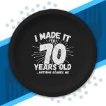 Funny 70th Birthday Quote Sarcastic 70 Year Old Papieren Bordje<br><div class="desc">Dit grappige 70ste verjaardagsontwerp maakt een geweldige sarcastische humor grap of een nieuwigheidscadeau voor een 70-jarig verjaardagsthema of een verrassend 70ste verjaardagsfeestje! Functies "Ik heb het gemaakt tot 70 jaar oud.. Niets maakt me uit" grappige 70ste verjaardagsmeme die veel lacht zal krijgen van familie, vrienden, feestgasten en de verjaardagsman of...</div>