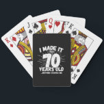 Funny 70th Birthday Quote Sarcastic 70 Year Old Pokerkaarten<br><div class="desc">Dit grappige 70ste verjaardagsontwerp maakt een geweldige sarcastische humor grap of een nieuwigheidscadeau voor een 70-jarig verjaardagsthema of een verrassend 70ste verjaardagsfeestje! Functies "Ik heb het gemaakt tot 70 jaar oud.. Niets maakt me uit" grappige 70ste verjaardagsmeme die veel lacht zal krijgen van familie, vrienden, feestgasten en de verjaardagsman of...</div>