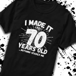 Funny 70th Birthday Quote Sarcastic 70 Year Old T-shirt<br><div class="desc">Dit grappige 70ste verjaardagsontwerp maakt een geweldige sarcastische humor grap of een nieuwigheidscadeau voor een 70-jarig verjaardagsthema of een verrassend 70ste verjaardagsfeestje! Functies "Ik heb het gemaakt tot 70 jaar oud.. Niets maakt me uit" grappige 70ste verjaardagsmeme die veel lacht zal krijgen van familie, vrienden, feestgasten en de verjaardagsman of...</div>