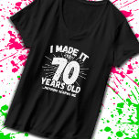 Funny 70th Birthday Quote Sarcastic 70 Year Old T-shirt<br><div class="desc">Dit grappige 70ste verjaardagsontwerp maakt een geweldige sarcastische humor grap of een nieuwigheidscadeau voor een 70-jarig verjaardagsthema of een verrassend 70ste verjaardagsfeestje! Functies "Ik heb het gemaakt tot 70 jaar oud.. Niets maakt me uit" grappige 70ste verjaardagsmeme die veel lacht zal krijgen van familie, vrienden, feestgasten en de verjaardagsman of...</div>