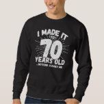 Funny 70th Birthday Quote Sarcastic 70 Year Old Trui<br><div class="desc">Dit grappige 70ste verjaardagsontwerp maakt een geweldige sarcastische humor grap of een nieuwigheidscadeau voor een 70-jarig verjaardagsthema of een verrassend 70ste verjaardagsfeestje! Functies "Ik heb het gemaakt tot 70 jaar oud.. Niets maakt me uit" grappige 70ste verjaardagsmeme die veel lacht zal krijgen van familie, vrienden, feestgasten en de verjaardagsman of...</div>
