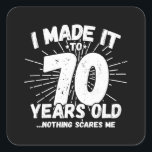 Funny 70th Birthday Quote Sarcastic 70 Year Old Vierkante Sticker<br><div class="desc">Dit grappige 70ste verjaardagsontwerp maakt een geweldige sarcastische humor grap of een nieuwigheidscadeau voor een 70-jarig verjaardagsthema of een verrassend 70ste verjaardagsfeestje! Functies "Ik heb het gemaakt tot 70 jaar oud.. Niets maakt me uit" grappige 70ste verjaardagsmeme die veel lacht zal krijgen van familie, vrienden, feestgasten en de verjaardagsman of...</div>
