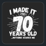 Funny 70th Birthday Quote Sarcastic 70 Year Old Vierkante Sticker<br><div class="desc">Dit grappige 70ste verjaardagsontwerp maakt een geweldige sarcastische humor grap of een nieuwigheidscadeau voor een 70-jarig verjaardagsthema of een verrassend 70ste verjaardagsfeestje! Functies "Ik heb het gemaakt tot 70 jaar oud.. Niets maakt me uit" grappige 70ste verjaardagsmeme die veel lacht zal krijgen van familie, vrienden, feestgasten en de verjaardagsman of...</div>