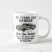 Funny 70th Birthday Retro Car Banger Add Name Date Grote Koffiekop (Rechts)