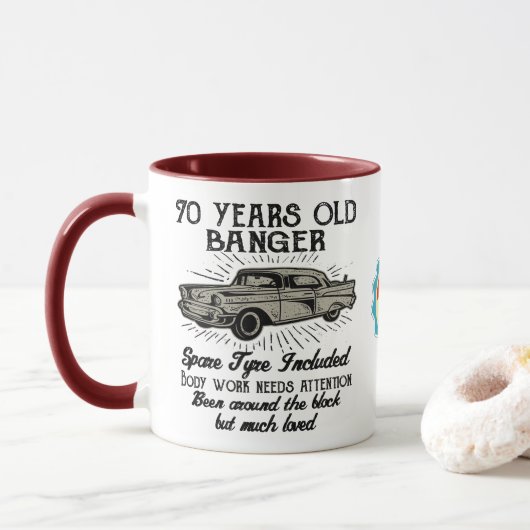 Funny 70th Birthday Retro Car Banger Add Name Date Mok (Met donut)