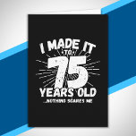 Funny 75th Birthday Quote Sarcastic 75 Year Old Kaart<br><div class="desc">Dit grappige 75e verjaardagsontwerp maakt een geweldige sarcastische humor grap of een nieuw cadeau voor een 75-jarig verjaardagsthema of een verrassend 75e verjaardagsfeestje! Functies "Ik heb het gemaakt tot 75 jaar oud.. Niets maakt me uit" grappige 75e verjaardagsmeme die veel lacht zal krijgen van familie, vrienden, feestgasten en de verjaardagsman...</div>
