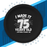 Funny 75th Birthday Quote Sarcastic 75 Year Old Papieren Bordje<br><div class="desc">Dit grappige 75e verjaardagsontwerp maakt een geweldige sarcastische humor grap of een nieuw cadeau voor een 75-jarig verjaardagsthema of een verrassend 75e verjaardagsfeestje! Functies "Ik heb het gemaakt tot 75 jaar oud.. Niets maakt me uit" grappige 75e verjaardagsmeme die veel lacht zal krijgen van familie, vrienden, feestgasten en de verjaardagsman...</div>