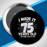 Funny 75th Birthday Quote Sarcastic 75 Year Old Ronde Button 4,0 Cm<br><div class="desc">Dit grappige 75e verjaardagsontwerp maakt een geweldige sarcastische humor grap of een nieuw cadeau voor een 75-jarig verjaardagsthema of een verrassend 75e verjaardagsfeestje! Functies "Ik heb het gemaakt tot 75 jaar oud.. Niets maakt me uit" grappige 75e verjaardagsmeme die veel lacht zal krijgen van familie, vrienden, feestgasten en de verjaardagsman...</div>