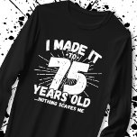 Funny 75th Birthday Quote Sarcastic 75 Year Old T-shirt<br><div class="desc">Dit grappige 75e verjaardagsontwerp maakt een geweldige sarcastische humor grap of een nieuw cadeau voor een 75-jarig verjaardagsthema of een verrassend 75e verjaardagsfeestje! Functies "Ik heb het gemaakt tot 75 jaar oud.. Niets maakt me uit" grappige 75e verjaardagsmeme die veel lacht zal krijgen van familie, vrienden, feestgasten en de verjaardagsman...</div>