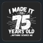 Funny 75th Birthday Quote Sarcastic 75 Year Old Vierkante Sticker<br><div class="desc">Dit grappige 75e verjaardagsontwerp maakt een geweldige sarcastische humor grap of een nieuw cadeau voor een 75-jarig verjaardagsthema of een verrassend 75e verjaardagsfeestje! Functies "Ik heb het gemaakt tot 75 jaar oud.. Niets maakt me uit" grappige 75e verjaardagsmeme die veel lacht zal krijgen van familie, vrienden, feestgasten en de verjaardagsman...</div>