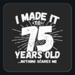 Funny 75th Birthday Quote Sarcastic 75 Year Old Vierkante Sticker<br><div class="desc">Dit grappige 75e verjaardagsontwerp maakt een geweldige sarcastische humor grap of een nieuw cadeau voor een 75-jarig verjaardagsthema of een verrassend 75e verjaardagsfeestje! Functies "Ik heb het gemaakt tot 75 jaar oud.. Niets maakt me uit" grappige 75e verjaardagsmeme die veel lacht zal krijgen van familie, vrienden, feestgasten en de verjaardagsman...</div>