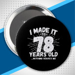Funny 78th Birthday Quote Sarcastic 78 Year Old Ronde Button 4,0 Cm<br><div class="desc">Dit grappige 78ste verjaardagsontwerp maakt een geweldige sarcastische humor grap of een nieuw cadeau voor een 78-jarig verjaardagsthema of een verrassend 78ste verjaardagsfeestje! Functies "Ik heb het gemaakt tot 78 jaar oud.. Niets maakt me uit" grappige 78ste verjaardagsmeme die veel lacht zal krijgen van familie, vrienden, feestgasten en de verjaardagsman...</div>