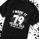 Funny 79th Birthday Quote Sarcastic 79 Year Old T-shirt<br><div class="desc">Dit grappige 79e verjaardagsontwerp maakt een geweldige sarcastische humor grap of een nieuw cadeau voor een 79-jarig verjaardagsthema of een verrassend 79e verjaardagsfeestje! Kenmerken "Ik heb het gemaakt tot 79 jaar oud.. Niets maakt me uit" grappige 79ste verjaardagsmeme die ook veel lacht zal krijgen van familie, vrienden, feestgasten en de...</div>