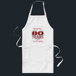 Funny 80th Birthday en nog steeds kokend V03Z Lang Schort<br><div class="desc">Grappig 80th Birthday en nog steeds kokend V03Z Apron. Hier is een leuk verjaardagscadeau voor een speciaal persoon. Al tekst is klantgericht, zodat kunt u met een naam personaliseren, en het gevoel of het jaar veranderen als u aan moet. U kunt de tekstkleur, de platformkleur, of de platformstijl voor een...</div>