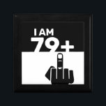 Funny 80th Birthday Gift, 79 plus één Cadeaudoosje<br><div class="desc">Een 79 plus één cadeaudoos zou een uniek en humoristisch cadeau zijn voor iemand die 80 jaar oud wordt. Het "79 plus één"-ontwerp van de peddel speelt op de leeftijd van de verjaardagspersoon, met het schaakbordpatroon dat een leuk en speels element toevoegt. De 79 Plus One Checker Pickleball Paddle is...</div>