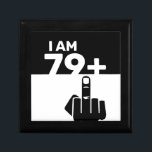 Funny 80th Birthday Gift, 79 plus één Cadeaudoosje<br><div class="desc">Een 79 plus één cadeaudoos zou een uniek en humoristisch cadeau zijn voor iemand die 80 jaar oud wordt. Het "79 plus één"-ontwerp van de peddel speelt op de leeftijd van de verjaardagspersoon, met het schaakbordpatroon dat een leuk en speels element toevoegt. De 79 Plus One Checker Pickleball Paddle is...</div>