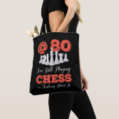 Funny 80th Birthday Gift - 80-jarige Chess Queen Tote Bag (Dichtbij)