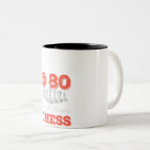 Funny 80th Birthday Gift - 80-jarige Chess Queen Tweekleurige Koffiemok (Voorkant rechts)
