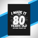 Funny 80th Birthday Quote Sarcastic 80 Year Old Kaart<br><div class="desc">Dit grappige 80ste verjaardagsontwerp maakt een geweldige sarcastische humor grap of een nieuw cadeau voor een 80-jarig verjaardagsthema of een verrassend 80ste verjaardagsfeestje! Kenmerken "Ik heb het gemaakt tot 80 jaar oud.. Niets maakt me uit" grappige 80ste verjaardagsmeme die ook veel lacht zal krijgen van familie, vrienden, feestgasten en de...</div>