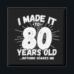 Funny 80th Birthday Quote Sarcastic 80 Year Old Magneet<br><div class="desc">Dit grappige 80ste verjaardagsontwerp maakt een geweldige sarcastische humor grap of een nieuw cadeau voor een 80-jarig verjaardagsthema of een verrassend 80ste verjaardagsfeestje! Kenmerken "Ik heb het gemaakt tot 80 jaar oud.. Niets maakt me uit" grappige 80ste verjaardagsmeme die ook veel lacht zal krijgen van familie, vrienden, feestgasten en de...</div>