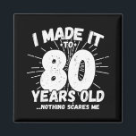 Funny 80th Birthday Quote Sarcastic 80 Year Old Magneet<br><div class="desc">Dit grappige 80ste verjaardagsontwerp maakt een geweldige sarcastische humor grap of een nieuw cadeau voor een 80-jarig verjaardagsthema of een verrassend 80ste verjaardagsfeestje! Kenmerken "Ik heb het gemaakt tot 80 jaar oud.. Niets maakt me uit" grappige 80ste verjaardagsmeme die ook veel lacht zal krijgen van familie, vrienden, feestgasten en de...</div>