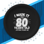 Funny 80th Birthday Quote Sarcastic 80 Year Old Papieren Bordje<br><div class="desc">Dit grappige 80ste verjaardagsontwerp maakt een geweldige sarcastische humor grap of een nieuw cadeau voor een 80-jarig verjaardagsthema of een verrassend 80ste verjaardagsfeestje! Kenmerken "Ik heb het gemaakt tot 80 jaar oud.. Niets maakt me uit" grappige 80ste verjaardagsmeme die ook veel lacht zal krijgen van familie, vrienden, feestgasten en de...</div>