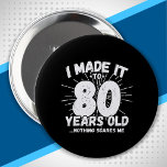 Funny 80th Birthday Quote Sarcastic 80 Year Old Ronde Button 4,0 Cm<br><div class="desc">Dit grappige 80ste verjaardagsontwerp maakt een geweldige sarcastische humor grap of een nieuw cadeau voor een 80-jarig verjaardagsthema of een verrassend 80ste verjaardagsfeestje! Kenmerken "Ik heb het gemaakt tot 80 jaar oud.. Niets maakt me uit" grappige 80ste verjaardagsmeme die ook veel lacht zal krijgen van familie, vrienden, feestgasten en de...</div>