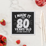 Funny 80th Birthday Quote Sarcastic 80 Year Old Servet<br><div class="desc">Dit grappige 80ste verjaardagsontwerp maakt een geweldige sarcastische humor grap of een nieuw cadeau voor een 80-jarig verjaardagsthema of een verrassend 80ste verjaardagsfeestje! Kenmerken "Ik heb het gemaakt tot 80 jaar oud.. Niets maakt me uit" grappige 80ste verjaardagsmeme die ook veel lacht zal krijgen van familie, vrienden, feestgasten en de...</div>