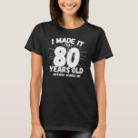 Funny 80th Birthday Quote Sarcastic 80 Year Old T-shirt<br><div class="desc">Dit grappige 80ste verjaardagsontwerp maakt een geweldige sarcastische humor grap of een nieuw cadeau voor een 80-jarig verjaardagsthema of een verrassend 80ste verjaardagsfeestje! Kenmerken "Ik heb het gemaakt tot 80 jaar oud.. Niets maakt me uit" grappige 80ste verjaardagsmeme die ook veel lacht zal krijgen van familie, vrienden, feestgasten en de...</div>
