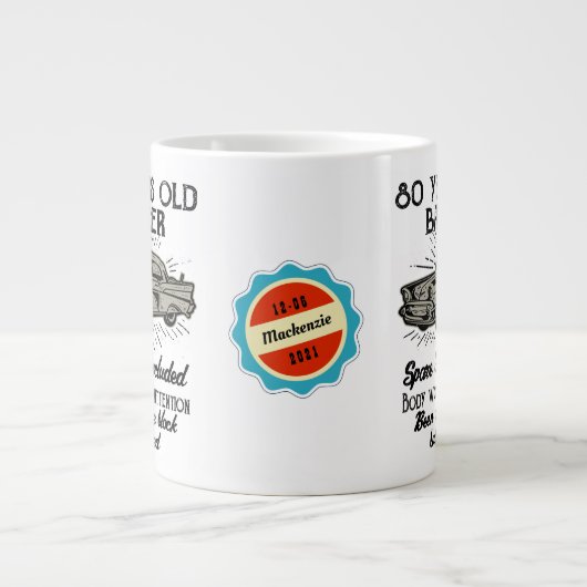 Funny 80th Birthday Retro Car Banger Add Name Date Grote Koffiekop (Voorkant)