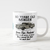 Funny 80th Birthday Retro Car Banger Add Name Date Grote Koffiekop (Rechts)