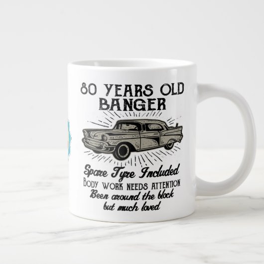 Funny 80th Birthday Retro Car Banger Add Name Date Grote Koffiekop (Rechts)