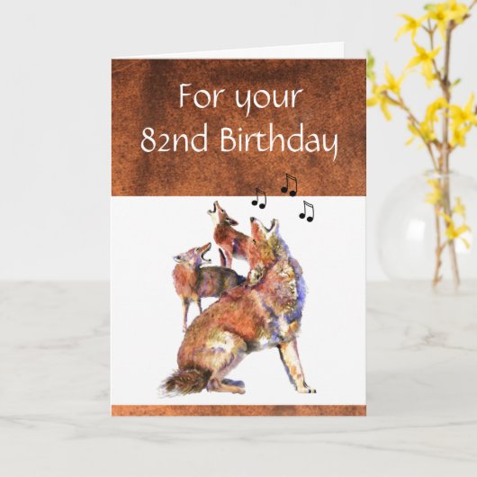 Funny 82e verjaardag Howling Coyote Kaart (Gele Bloem)