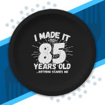 Funny 85th Birthday Quote Sarcastic 85 Year Old Papieren Bordje<br><div class="desc">Dit grappige 85e verjaardagsontwerp maakt een geweldige sarcastische humor grap of een nieuwigheidscadeau voor een 85-jarig verjaardagsthema of een verrassend 85e verjaardagsfeestje! Functies "Ik heb het gemaakt tot 85 jaar oud.. Niets maakt me uit" grappige 85ste verjaardagsmeme die veel lacht zal krijgen van familie, vrienden, feestgasten en ook de verjaardagsman...</div>