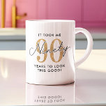 Funny 90th Birthday Gift Koffiemok<br><div class="desc">Grappige 90ste mok met het humoristische gezegde "het kostte me 90 jaar om er zo goed uit te zien!" met behulp van een combinatie van zwart en een gouden glitter lettertype.</div>