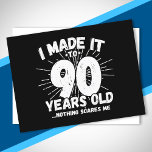 Funny 90th Birthday Quote Sarcastic 90 Year Old Briefkaart<br><div class="desc">Dit grappige 90ste verjaardagsontwerp maakt een geweldige sarcastische humor grap of een nieuwigheidscadeau voor een 90-jarig verjaardagsthema of een verrassend 90ste verjaardagsfeestje! Kenmerken "Ik heb het gemaakt tot 90 jaar oud.. Niets maakt me uit" grappige 90ste verjaardagsmeme die ook veel lacht zal krijgen van familie, vrienden, feestgasten en de verjaardagsman...</div>