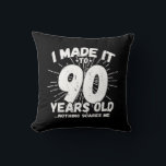 Funny 90th Birthday Quote Sarcastic 90 Year Old Kussen<br><div class="desc">Dit grappige 90ste verjaardagsontwerp maakt een geweldige sarcastische humor grap of een nieuwigheidscadeau voor een 90-jarig verjaardagsthema of een verrassend 90ste verjaardagsfeestje! Kenmerken "Ik heb het gemaakt tot 90 jaar oud.. Niets maakt me uit" grappige 90ste verjaardagsmeme die ook veel lacht zal krijgen van familie, vrienden, feestgasten en de verjaardagsman...</div>