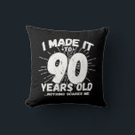 Funny 90th Birthday Quote Sarcastic 90 Year Old Kussen<br><div class="desc">Dit grappige 90ste verjaardagsontwerp maakt een geweldige sarcastische humor grap of een nieuwigheidscadeau voor een 90-jarig verjaardagsthema of een verrassend 90ste verjaardagsfeestje! Kenmerken "Ik heb het gemaakt tot 90 jaar oud.. Niets maakt me uit" grappige 90ste verjaardagsmeme die ook veel lacht zal krijgen van familie, vrienden, feestgasten en de verjaardagsman...</div>