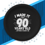 Funny 90th Birthday Quote Sarcastic 90 Year Old Papieren Bordje<br><div class="desc">Dit grappige 90ste verjaardagsontwerp maakt een geweldige sarcastische humor grap of een nieuwigheidscadeau voor een 90-jarig verjaardagsthema of een verrassend 90ste verjaardagsfeestje! Kenmerken "Ik heb het gemaakt tot 90 jaar oud.. Niets maakt me uit" grappige 90ste verjaardagsmeme die ook veel lacht zal krijgen van familie, vrienden, feestgasten en de verjaardagsman...</div>