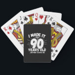 Funny 90th Birthday Quote Sarcastic 90 Year Old Pokerkaarten<br><div class="desc">Dit grappige 90ste verjaardagsontwerp maakt een geweldige sarcastische humor grap of een nieuwigheidscadeau voor een 90-jarig verjaardagsthema of een verrassend 90ste verjaardagsfeestje! Kenmerken "Ik heb het gemaakt tot 90 jaar oud.. Niets maakt me uit" grappige 90ste verjaardagsmeme die ook veel lacht zal krijgen van familie, vrienden, feestgasten en de verjaardagsman...</div>