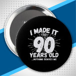 Funny 90th Birthday Quote Sarcastic 90 Year Old Ronde Button 4,0 Cm<br><div class="desc">Dit grappige 90ste verjaardagsontwerp maakt een geweldige sarcastische humor grap of een nieuwigheidscadeau voor een 90-jarig verjaardagsthema of een verrassend 90ste verjaardagsfeestje! Kenmerken "Ik heb het gemaakt tot 90 jaar oud.. Niets maakt me uit" grappige 90ste verjaardagsmeme die ook veel lacht zal krijgen van familie, vrienden, feestgasten en de verjaardagsman...</div>