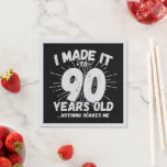 Funny 90th Birthday Quote Sarcastic 90 Year Old Servet<br><div class="desc">Dit grappige 90ste verjaardagsontwerp maakt een geweldige sarcastische humor grap of een nieuwigheidscadeau voor een 90-jarig verjaardagsthema of een verrassend 90ste verjaardagsfeestje! Kenmerken "Ik heb het gemaakt tot 90 jaar oud.. Niets maakt me uit" grappige 90ste verjaardagsmeme die ook veel lacht zal krijgen van familie, vrienden, feestgasten en de verjaardagsman...</div>