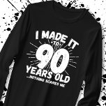 Funny 90th Birthday Quote Sarcastic 90 Year Old T-shirt<br><div class="desc">Dit grappige 90ste verjaardagsontwerp maakt een geweldige sarcastische humor grap of een nieuwigheidscadeau voor een 90-jarig verjaardagsthema of een verrassend 90ste verjaardagsfeestje! Kenmerken "Ik heb het gemaakt tot 90 jaar oud.. Niets maakt me uit" grappige 90ste verjaardagsmeme die ook veel lacht zal krijgen van familie, vrienden, feestgasten en de verjaardagsman...</div>