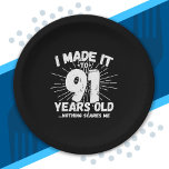 Funny 91st Birthday Quote Sarcastic 91 Year Old Papieren Bordje<br><div class="desc">Dit grappige 91ste verjaardagsontwerp maakt een geweldige sarcastische humor grap of een nieuw cadeau voor een 91-jarig verjaardagsthema of een verrassend 91-jarig feestje! Kenmerken "Ik heb het gemaakt tot 91 jaar oud.. Niets maakt me uit" grappige 91ste verjaardagsmeme die veel lacht zal krijgen van familie, vrienden, feestgasten en de verjaardagsman...</div>